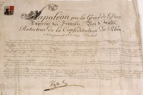 Document ancien avec sceau et signature, mentionnant Napoléon et la Confédération du Rhin.