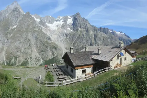 Rifugi in Piemonte facili da raggiungere, con tavoli all'aperto e vista mozzafiato sulle montagne.