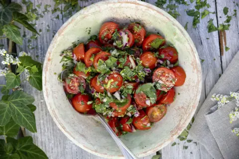 En skål med en fräsch tomatsallad, perfekt som tillbehör eller som ett enkelt tomat recept.