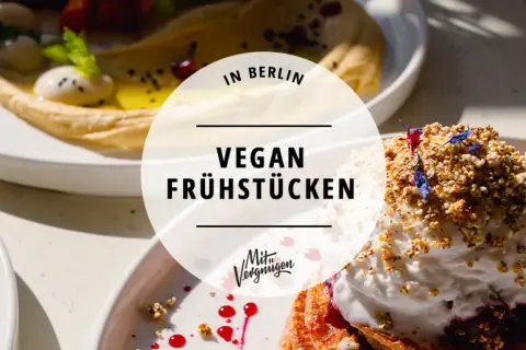 Leckeres veganes Frühstück in Berlin: Hummus, Beeren und ein süßer Traum mit Nüssen und Blüten.