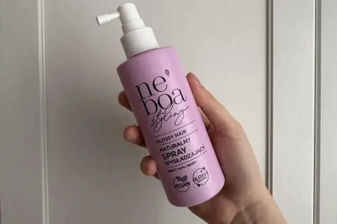 Glass hair z Rossmanna? Wybierz najlepszy spray wygładzający!