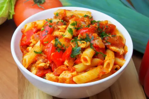 Penne z kurczakiem w sosie pomidorowym, papryką i natką pietruszki. Pyszne danie, które zachwyci każdego.