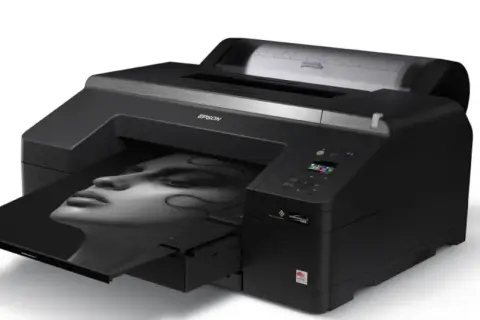 Czarna drukarka Epson tworzy wydruk wysokiej jakości fotograficznej z portretem kobiety.