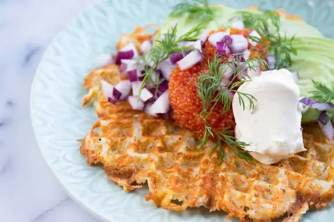 Matiga våfflor med rom, gräddfil, rödlök och dill. En härlig och mättande rätt.