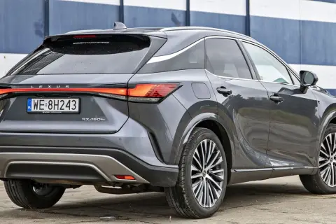 Szary Lexus RX 450h+ z tablicą WE 8H243. Poznaj jego imponujące lexus rx wymiary i styl.
