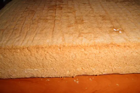 Puszysty biszkopt na dużą blachę, idealny do tortów i deserów. Przepis na puszysty biszkopt na dużą blachę.
