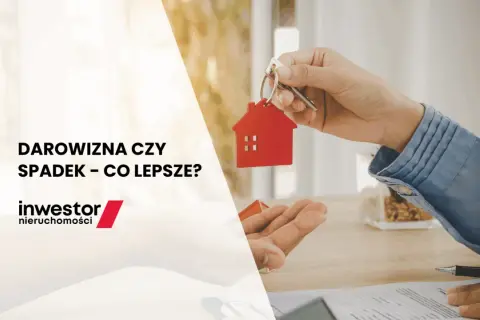 Dłoń przekazuje klucze do domu z czerwonym breloczkiem w kształcie domu. Temat: prawo spadkowe i darowizna.