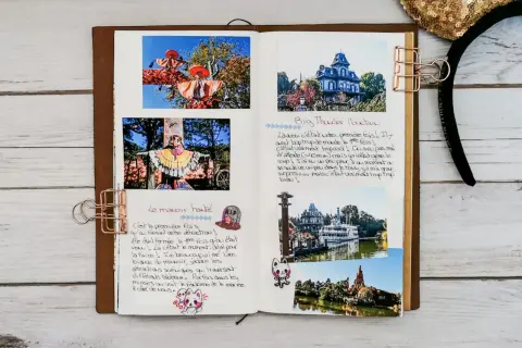 Carnet de voyage : photos du Manoir Hanté et du Big Thunder Mountain, avec notes manuscrites. Une idée pour un carnet de voyage mémorable.