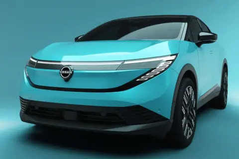 Przyszłość motoryzacji w kolorze błękitu. Nowy nissan leaf elektryczny z futurystycznym designem i innowacyjnym oświetleniem.