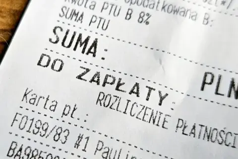 Fragment paragonu z napisem "DO ZAPŁATY". Widoczne są też dane do faktury, takie jak "SUMA" i "PLN".