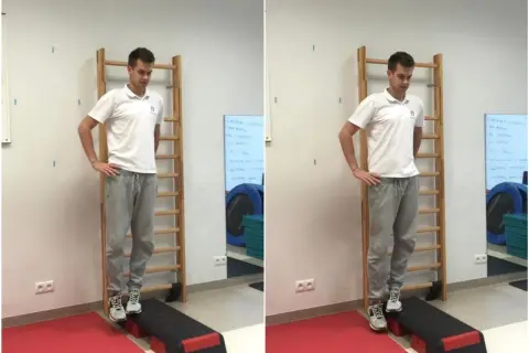 Mężczyzna wykonuje test na mięsień gruszkowaty, stojąc na stopniu.