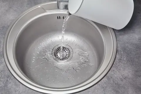 Jak udrożnić zlew? 7 metod na każdy zator od ręki!