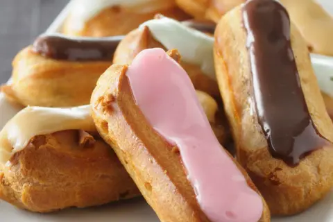 Leckere Éclair-Variationen, perfekt für Ihr nächstes Éclair-Rezept. Mit Schokolade, Erdbeere und Vanille-Glasur.