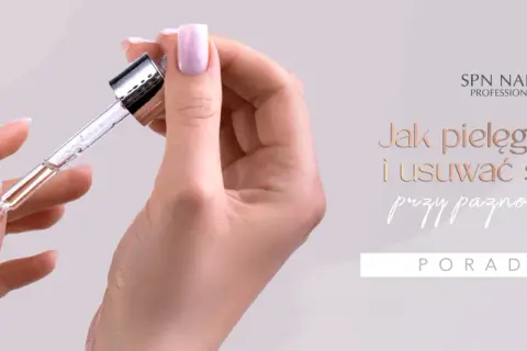 Delikatna dłoń z zadbanymi paznokciami, na które aplikowany jest olejek. Poradnik o pielęgnacji skórek, idealny do manicure biologicznego.
