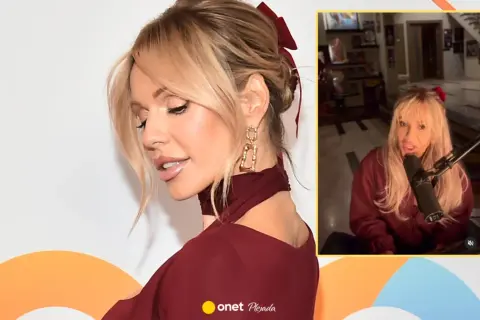 Dżaga w bordowej sukience z kokardką we włosach i wideo z nią przy mikrofonie.