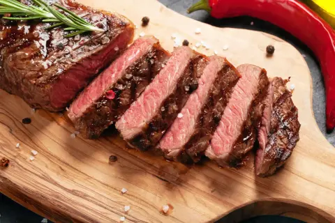 Saftig entrecote, perfekt stekt och skivad, med rosmarin och chili. Ett fantastiskt entrecote recept för alla köttälskare.
