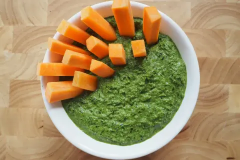 Pesto z natki marchewki podane z kawałkami marchewki. Idealna przekąska dla każdego.