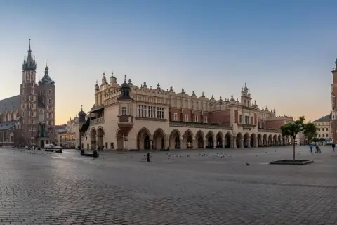 Rynek Główny w Krakowie: Sukiennice, Kościół Mariacki i Wieża Ratuszowa. Idealne miejsca, by zacząć zwiedzanie Krakowa.