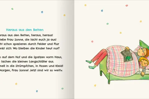 Reime auf Lieder: Zwei Kinder schlafen im Bett, während die Sonne sie auslacht. Ein Hahn und Spatzen rufen zum Aufstehen.