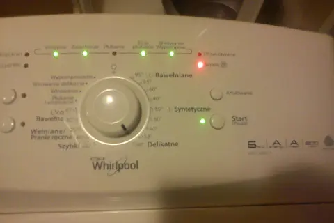 Panel sterowania pralki Whirlpool z oznaczeniami symboli programów: Bawełniane, Syntetyczne, Delikatne.