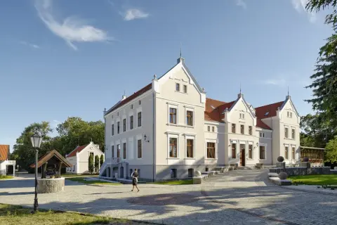 Pałac Mortęgi oferuje piękne widoki i spokój. Warto odwiedzić to miejsce, by podziwiać architekturę i odpocząć.