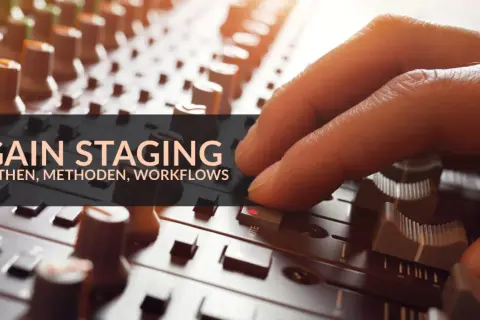 Hand bedient Mischpult-Regler. Die Bedeutung von Gain Staging für Mythen, Methoden und Workflows wird hier visuell dargestellt.
