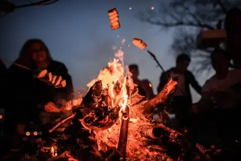 Co na ognisko oprócz kiełbasy? Odkryj pyszne alternatywy!