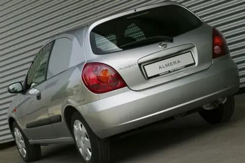 Srebrny Nissan Almera N16 z tyłu, z widocznym napisem "ALMERA NISSAN ÖSTERREICH" na klapie bagażnika.