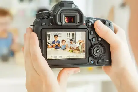 Dzieci w kuchni uchwycone na ekranie aparatu fotograficznego. Jaki aparat fotograficzny to świetne narzędzie do rodzinnych wspomnień.