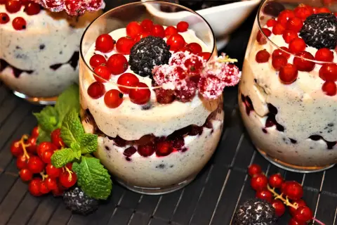 Cremige Desserts mit roten Johannisbeeren und Minze. Perfekt für Johannisbeeren Rezepte, die erfrischen und begeistern.