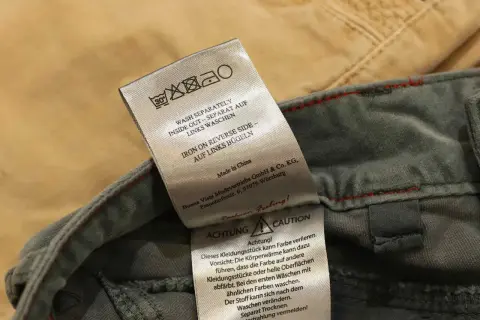 Pflegeetikett für Jeans: separat auf links waschen, bei 30°C. Bügeln auf links. Das Jeans waschen programm beachten.