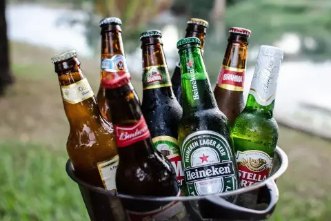 Wiadro pełne zimnego piwa, idealne na relaks. Wśród nich Heineken, Stella Artois, Brahma i inne.