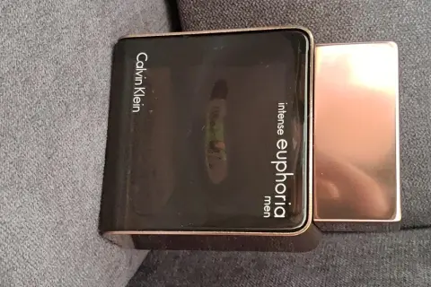 Elegancki flakon Calvin Klein Euphoria Intense 100ml (men) w kolorze czarnym i miedzianym.