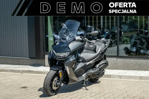 Czarny skuter BMW 400 GT na specjalnej ofercie. Idealny do miasta i na dalsze trasy.