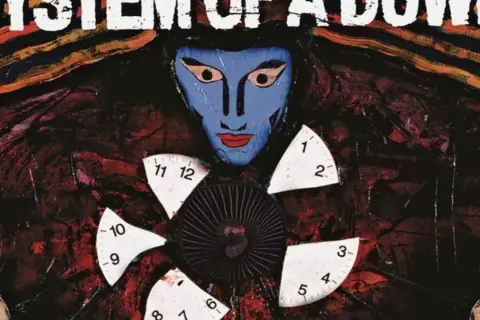 Okładka albumu System of a Down. Surrealistyczna grafika z niebieską twarzą, zegarem i abstrakcyjnymi kształtami.