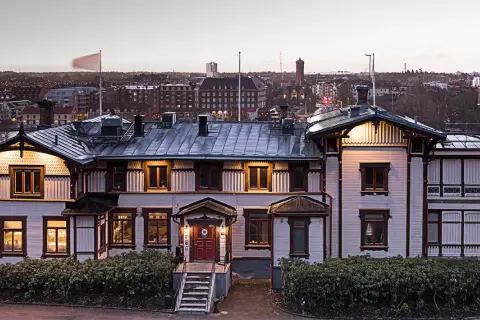 Vacker villa med utsikt över Trollhättan. Albert, en historisk byggnad, badar i kvällsljus.