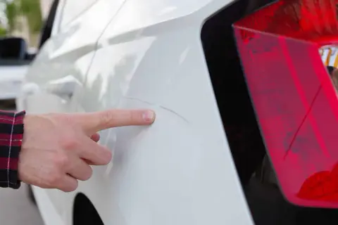 Jaka farba na zaprawki samochodowe? Odkryj najlepsze rozwiązania dla Twojego auta