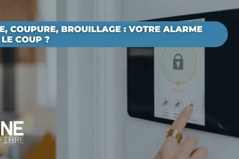 Une main touche un écran d'alarme sécurisé. La question "Panne, coupure, brouillage : votre alarme tient le coup ?" est affichée.