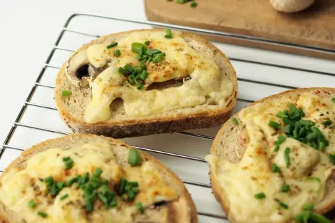 Tartines gratinées aux champignons et ciboulette, un délice qui rappelle la cervelle de canut lyonnaise.