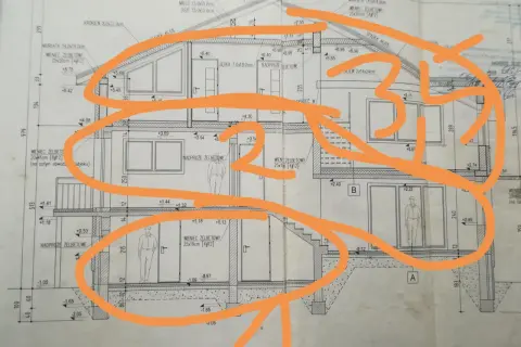Przekrój przez budynek z zaznaczoną powierzchnią zabudowy, pokazujący fundamenty, ściany i stropy.