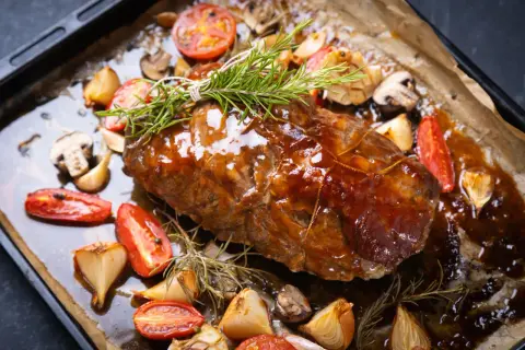Jak przyrządzić łopatkę wieprzową, aby była soczysta i aromatyczna