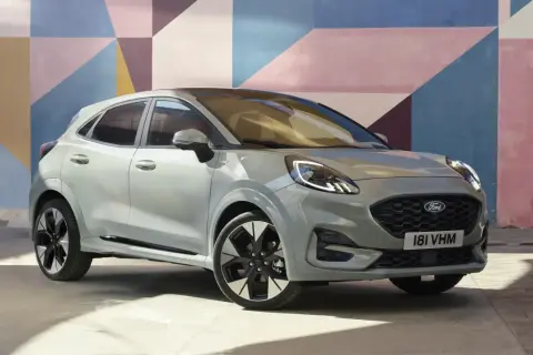 Ford Puma gris con diseño moderno, sin problemas aparentes en su motor.