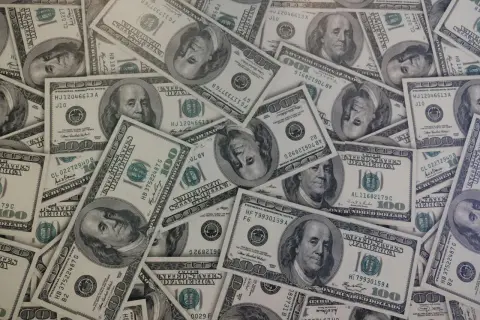 Stos stuzłotówek. Prognozy kursu dolara na 2026 rok mogą być niepewne, ale te banknoty symbolizują stabilność.