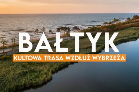 Zachód słońca nad Bałtykiem. Widok na morze, plażę, las i rzekę. Napis "BAŁTYK KULTOWA TRASA WZDŁUŻ WYBRZEŻA" sugeruje podróż drogą R10.