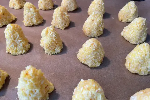 Små, konformade kokostoppar redo att bakas. Ett enkelt och gott recept för hembakade godsaker.