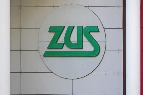 Logo ZUS. Zastanawiasz się, czy na L4 można wyjechać za granicę? Sprawdź przepisy ZUS.