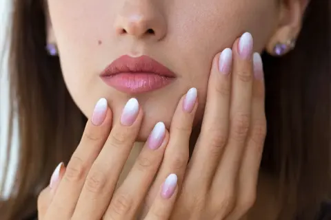 Delikatny manicure baby boomer na zadbanych paznokciach, podkreślający subtelne piękno dłoni.