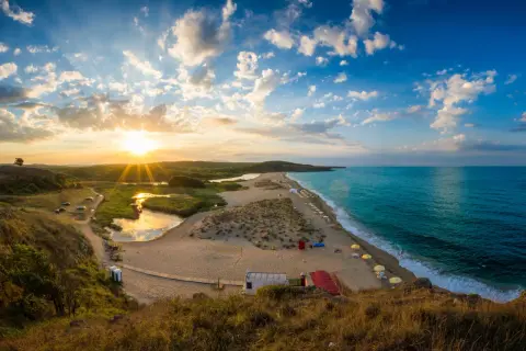 Zachód słońca nad bułgarskim wybrzeżem. Piękny, słoneczny klimat zachęca do odpoczynku na plaży.