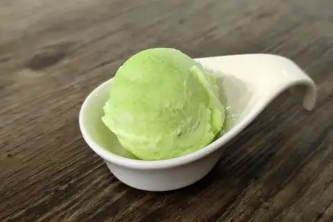Ein Löffel cremiges, hellgrünes Apfeleis, perfekt für Apfeleis selber machen ohne Eismaschine.