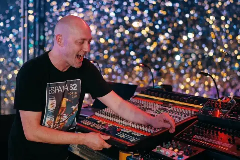 Paul Kalkbrenner na koncertach, w blasku świateł, tworzy muzykę na żywo.